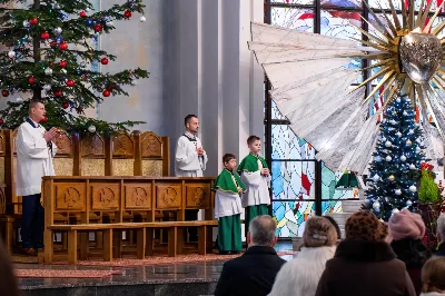 W niedzielę 22 stycznia 2023 r. podczas Mszy Świętej o godz. 12.00 posługę muzyczną podjął nasz Katedralny Chór Chłopięco-Męski „Pueri Cantores Resovienses” pod dyrekcją Edyty Kotuli oraz Angeliki Pacuty. Po Eucharystii miał miejsce koncert Chóru, w którego programie znalazł się bogaty repertuar kolęd, pastorałek i bożonarodzeniowych pieśni. 
Podczas koncertu wystąpili gościnnie: sopranistka – Katarzyna Bembenek wraz z akompaniatorem – Grzegorzem Mazurem oraz skrzypek Paweł Dubiel, któremu towarzyszył chórzysta i pianista – Maksymilian Rogóż.
fot. Joanna Prasoł
