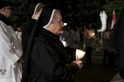 Objawienia Fatimskie to ważny dla katolików znak Bożej Opatrzności i nieustannej opieki Matki Bożej. Fatima to miasto w środkowo-zachodniej Portugalii. To właśnie tam miały miejsce objawienia Najświętszej Maryi Panny w 1917 roku, jakich doświadczyli Łucja Dos Santos oraz Hiacynta i Franciszek Marto – mali pastuszkowie. Maryja ukazywała się dzieciom każdego 13-go dnia miesiąca od maja do października.  Na pamiątkę tychże objawień, Kościół Katolicki uczestniczy w tzw. nabożeństwach fatimskich. Ostatnie z nich miały miejsce 13 października – w naszej Katedrze obecna była również cała wspólnota Wyższego Seminarium Duchownego w Rzeszowie. Uroczystości rozpoczęły się Mszą świętą o godzinie 19:00 pod przewodnictwem księdza rektora Pawła Pietrusiaka, zaś homilię wygłosił ojciec duchowny ks. Andrzej Szpaczyński.  Ojciec Andrzej już na początku wygłaszanego słowa skierował naszą uwagę na wielki cud Eucharystii: „Czy zobaczymy jakiś cud? Czy dany będzie jakiś znak?” – zapytał i od razu odpowiedział: „Nie wiadomo, czy będzie coś niezwykłego, ale jestem przekonany, że będzie cud – cud przemiany chleba i wina w Ciało i Krew Chrystusa – ten cud się dokona”. To bardzo ważne w życiu każdego chrześcijanina, aby nie szukać mistycznych doznań, czy szczególnych znaków od Boga, ale aby ujrzeć największy cud jakim jest Eucharystia. W tym darze możemy uczestniczyć każdego dnia i do tego też jesteśmy zaproszeni.  Po Eucharystii odbyła się procesja z figurą Matki Bożej Fatimskiej oraz Różaniec z rozważaniami przygotowanymi przez diakonów naszej diecezji.  Jesteśmy wdzięczni Panu Bogu za łaskę miłosierdzia i wezwania do pokoju jakie przesłał przez objawienia Pani Fatimskiej i nieustannie prosimy Go, abyśmy coraz mocniej potrafili kochać i dążyć do jedności. Za ten czas wspólnej modlitwy, chwała Panu!  fot. Joanna Prasoł