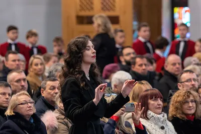 W niedzielę 22 stycznia 2023 r. podczas Mszy Świętej o godz. 12.00 posługę muzyczną podjął nasz Katedralny Chór Chłopięco-Męski „Pueri Cantores Resovienses” pod dyrekcją Edyty Kotuli oraz Angeliki Pacuty. Po Eucharystii miał miejsce koncert Chóru, w którego programie znalazł się bogaty repertuar kolęd, pastorałek i bożonarodzeniowych pieśni. 
Podczas koncertu wystąpili gościnnie: sopranistka – Katarzyna Bembenek wraz z akompaniatorem – Grzegorzem Mazurem oraz skrzypek Paweł Dubiel, któremu towarzyszył chórzysta i pianista – Maksymilian Rogóż.
fot. Joanna Prasoł
