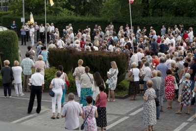 We wtorek 13 lipca przeżywaliśmy uroczyste Nabożeństwo Fatimskie. Naszym modlitwom przewodniczył ks. Patryk Chmielewski SDB. O godz. 18.40 zostały przedstawione prośby i podziękowania do Matki Bożej Fatimskiej, w intencji których sprawowana była także Msza Święta. Po Mszy Świętej wyruszyła procesja z figurą Matki Bożej. Nabożeństwo zakończył Apel Jasnogórski. fot. Joanna Prasoł