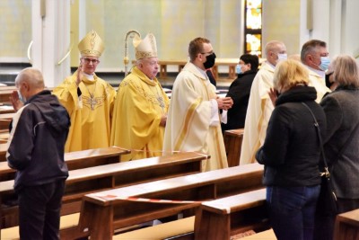 1 kwietnia 2021 r., w Wielki Czwartek, w naszej Katedrze została odprawiona Msza Krzyżma. Eucharystii przewodniczył bp Jan Wątroba. W koncelebrze uczestniczył bp Kazimierz Górny, bp Edward Białogłowski oraz 50 księży – z powodu ograniczeń związanych ze stanem epidemii byli to tylko przedstawiciele duchowieństwa diecezji rzeszowskiej. Do katedry nie przyjechała Liturgiczna Służba Ołtarza i schole. Po Komunii św. bp Jan Wątroba poświęcił olej krzyżma, który jest używany m.in. podczas udzielania sakramentu chrztu, bierzmowania i święceń kapłańskich. Wcześniej biskup pobłogosławił olej chorych i olej katechumenów.  Przed błogosławieństwem ks. Waldemar Dopart, proboszcz parafii św. Józefa na osiedlu Staromieście w Rzeszowie, w imieniu wszystkich kapłanów złożył biskupom świąteczne życzenia.  Na zakończenie Mszy Świętej Biskup Rzeszowski ogłosił nominację ks. Pawła Synosia, delegata biskupa ds. formacji stałej kapłanów na wikariusza biskupiego ds. formacji stałej kapłanów diecezji rzeszowskiej.  fot. ks. Tomasz Nowak