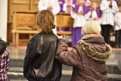 Mszy św. w Środę Popielcową na rozpoczęcie Wielkiego Postu w katedrze rzeszowskiej przewodniczył bp Jan Wątroba. Eucharystię koncelebrowali: ks. Łukasz Cyrnek, ks. Krzysztof Golas, ks. Krzysztof Gołąbek, ks. Sławomir Jeziorski, ks. Dominik Kiełb, ks. Jakub Nagi i ks. Nikodem Rybczyk.
Homilię wygłosił ks. Julian Wybraniec, wikariusz parafii katedralnej. Kaznodzieja w rozważaniu mówił o symbolice popiołu, którym w Środę Popielcową posypuje się głowy uczestników liturgii.
Po homilii odbył się obrzęd wybrania i wpisania imion do księgi katechumenów dwóch kobiet, które, jako dorosłe, przygotowują się do przyjęcia sakramentów inicjacji chrześcijańskiej.
Następnie odbył się obrzęd posypania popiołem.
Podczas Mszy św. posługę muzyczną pełniła Katedralna Schola Liturgiczna. Eucharystia była transmitowana przez Katolickie Radio VIA.
fot. ks. Jakub Oczkowicz