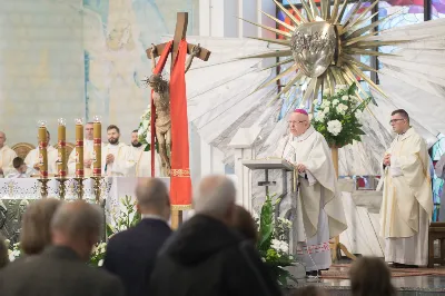 26 maja dla parafii katedralnej w Rzeszowie był szczególnym dniem dziękczynienia za dar kapłaństwa i znakiem obecności Maryi. W tym dniu parafianie przywitali peregrynującą w diecezji rzeszowskiej figurę Matki Bożej Fatimskiej i modlili się z księżmi, którzy obchodzili 10. rocznicę swoich święceń prezbiteratu.
Przed rozpoczęciem uroczystej Eucharystii pod przewodnictwem bpa Kazimierza Górnego, wierni zgromadzeni w świątyni przywitali figurę Matki Bożej Fatimskiej. O godz. 18.00 rozpoczęła się Msza Święta koncelebrowana przez 15 kapłanów wyświęconych 26 maja 2012 r. i sprawowana jako dziękczynienie za dar powołania do kapłaństwa. Bp Kazimierz w homilii przywołał wspomnienia z tego dnia, kiedy diecezja rzeszowska wzbogaciła się o nowych księży, którzy po raz pierwszy celebrowali z nim Eucharystię. Podkreślił także znaczenie codziennej kapłańskiej posługi, która wymaga trudu i poświęcenia w imię Chrystusa. Jubileusz 10-lecia kapłaństwa obchodzili: ks. Wojciech Chrostowski pochodzący z Gorlic (Fara), ks. Mirosław Dziadosz z Jasła (Chrystusa Króla), ks. Paweł Gąsior z Rożnowic, ks. Damian Jacek z Czudca, ks. Mirosław Kardaś ze Strzyżowa (św. J.S. Pelczara), ks. Tomasz Kołodziej z Trzebosi, ks. Filip Mikuła z Rzeszowa (Katedra), ks. Mateusz Mycek z Sędziszowa Małopolskiego (Fara), ks. Marcin Pokrywka z Przeworska (Ojcowie Bernardyni, diec. przemyska), ks. Nikodem Rybczyk z Gorlic (Fara), ks. Tomasz Ryczek z Turzy (diec. tarnowska), ks. Paweł Sikora z Rzeszowa (Zwięczyca – św. Józefa), ks. Krzysztof Wilczkiewicz z Gorlic (Glinik), ks. Tomasz Wójcik z Niewodnej oraz ks. Julian Wybraniec z Rzeszowa (św. Rocha). Po Mszy Świętej odśpiewano Litanię Loretańską przy wystawionym Najświętszym Sakramencie, po czym miała miejsce adoracja prywatna do godz. 20.30. Następnie odmówiono radosną część różańca i odśpiewano Apel Jasnogórski. Także przez kolejny dzień wierni mogli zawierzać swoje intencje Maryi w kolejnych częściach modlitwy różańcowej. W piątek po Mszy Świętej wieczornej figurę Matki Bożej przekazano do parafii Opatrzności Bożej w Rzeszowie. 
Peregrynacja figury Matki Bożej Fatimskiej w diecezji rzeszowskiej odbywa się z okazji 30. rocznicy powstania diecezji. Od 25 marca 2022 figura Matki Bożej Fatimskiej jest przekazywana do poszczególnych parafii diecezji i połączona z adoracją Najświętszego Sakramentu. 
Angelika Karnasiewicz, fot. Małgorzata Ryndak