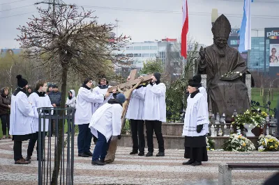 W Wielki Piątek (7 kwietnia) w Parku Papieskim odbyła się Droga Krzyżowa wprowadzająca w przeżywanie Liturgii Męki Pańskiej. Prowadzona była przez wspólnotę Wyższego Seminarium Duchownego w Rzeszowie pod przewodnictwem Biskupa Rzeszowskiego Jana Wątroby. W rozważaniach kolejnych stacji, ks. dr Mateusz Rachwalski, prefekt seminarium, zachęcał do życia zgodnie z nauką wypływającą z krzyża Chrystusowego.
fot. Małgorzata Ryndak