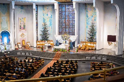 „Nasza wdzięczność jest szczególna wobec osób konsekrowanych za ich czytelne świadectwo wiary i za to, że żyjąc wiarą na co dzień ukazują chrystusowy styl życia” – mówił biskup Jan Wątroba podczas Mszy św. w katedrze rzeszowskiej w święto Ofiarowania Pańskiego. W Eucharystii, z okazji swojego święta patronalnego, uczestniczyły osoby konsekrowane posługujące w diecezji rzeszowskiej.
Mszy św. w katedrze rzeszowskiej przewodniczył bp Jan Wątroba, który modlił się w intencji osób konsekrowanych, przeżywających w święto Ofiarowania Pańskiego (02.02.) swoje święto patronalne. Eucharystię koncelebrował ks. Stanisław Kamiński, wikariusz biskupi ds. zakonnych, a także 9 kapłanów.
Na początku Mszy św. ks. Stanisław Kamiński powitał zebranych i wprowadził w przeżywaną liturgię. Następnie odbył się obrzęd błogosławieństwa świec i procesja z dolnego kościoła do głównej części katedry rzeszowskiej
Homilię wygłosił bp Jan Wątroba, który w pierwszej części, odnosząc się do przeżywanego święta, nawiązał do postawy Matki Najświętszej i św. Józefa. „Maryja uczy nas, że wierność Bogu oznacza wypełnianie prawa Bożego. Ona wypełniła wszystko bez wyjątku. Choć sama nie potrzebowała oczyszczenia, pozostała jednak posłuszna prawu. Skromna, prosta, uboga kobieta, poddana Bogu. W postawie Maryi i Józefa można dostrzec piękną lekcję dla rodziców i wychowawców. Rodzice powinni przedstawiać, czyli zawierzać swoje dzieci Panu Bogu. To jest gest wdzięczności wobec Stwórcy, a także znak wielkiej pokory wobec niełatwej misji rodzicielskiej i wychowawczej. Pełny rozwój człowieka dokonuje się dzięki Bożej łasce, a rodzice powinni się czuć narzędziem Bożej łaski, dlatego powinni często błogosławić swoje dzieci, modlić się za nie i z nimi oraz wciąż na nowo zawierzać je Panu Bogu” – mówił bp Wątroba.
Biskup Rzeszowski odnosząc się do obchodzonego Dnia życia konsekrowanego powiedział: „Trzy elementy wspólnoty: słowo, wierność i otwarcie na Ducha Świętego stanowią istotę życia każdej osoby konsekrowanej. Rozważać słowo Boże, trwać wiernie na modlitwie i być otwartym na to, co Duch Święty chce nam powiedzieć, to wypełnić powołanie do życia konsekrowanego, a jednocześnie wyznać wiarę w Kościół Chrystusowy. Nasza wdzięczność jest szczególna wobec osób konsekrowanych za ich czytelne świadectwo wiary i za to, że żyjąc wiarą na co dzień ukazują chrystusowy styl życia. Towarzyszą nam przez swoją pełną zatroskania miłosierną obecność, ale także przez milczącą obecność przepełnioną modlitwą w intencjach Kościoła, świata, a także poszczególnych osób i wspólnot”.
Po homilii osoby konsekrowane zgromadzone w katedrze odnowiły swoje przyrzeczenia.
Na zakończenie liturgii s. Agata Jakieła CSFN, referentka diecezjalna ds. życia konsekrowanego, podziękowała bp. Janowi Wątrobie za przewodniczenie liturgii i modlitwę w intencji osób życia konsekrowanego.
W Eucharystii w rzeszowskiej katedrze uczestniczyło prawie 100 osób życia konsekrowanego, a pośród nich ojcowie i bracia zakonni, siostry zakonne, wdowy i dziewice konsekrowane oraz członkowie instytutów świeckich. Śpiewy podczas liturgii wykonała Katedralna Schola Liturgiczna pod dyrekcją ks. Juliana Wybrańca, a przy organach zasiadł katedralny organista – Wiesław Siewierski. 

fot. Jola Warchoł