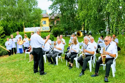 W czwartek w Uroczystość Najświętszego Ciała i Krwi Pańskiej (Boże Ciało) Msza Święta parafialna o godz. 12.00 była sprawowana na osiedlu Drabinianka na placu zieleni między ul. Graniczną i Zieloną. Dziękujemy parafianom za zaangażowanie i pomoc w przygotowaniu ołtarzy: - Ołtarz Mszy Świętej - Spółdzielnia Mieszkaniowa Metalowiec i mieszkańcy ul. Zielonej. - I ołtarz przy kapliczce Matki Bożej Fatimskiej – mieszkańcy bloku ul. Cicha 9. - II ołtarz przy Akademikach – mieszkańcy bloków ul. Cicha 3 i 7. - III ołtarz przed „Energetykiem” mieszkańcy bloku Kwiatkowskiego 5. - IV ołtarz obok bloków ul. Graniczna 4a i 4b – mieszkańcy tychże bloków.  fot. Andrzej Kotowicz