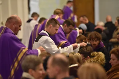 Mszy św. w Środę Popielcową na rozpoczęcie Wielkiego Postu w katedrze rzeszowskiej przewodniczył bp Jan Wątroba. Eucharystię koncelebrowali: ks. Łukasz Cyrnek, ks. Krzysztof Golas, ks. Krzysztof Gołąbek, ks. Sławomir Jeziorski, ks. Dominik Kiełb, ks. Jakub Nagi i ks. Nikodem Rybczyk.
Homilię wygłosił ks. Julian Wybraniec, wikariusz parafii katedralnej. Kaznodzieja w rozważaniu mówił o symbolice popiołu, którym w Środę Popielcową posypuje się głowy uczestników liturgii.
Po homilii odbył się obrzęd wybrania i wpisania imion do księgi katechumenów dwóch kobiet, które, jako dorosłe, przygotowują się do przyjęcia sakramentów inicjacji chrześcijańskiej.
Następnie odbył się obrzęd posypania popiołem.
Podczas Mszy św. posługę muzyczną pełniła Katedralna Schola Liturgiczna. Eucharystia była transmitowana przez Katolickie Radio VIA.
fot. ks. Jakub Oczkowicz