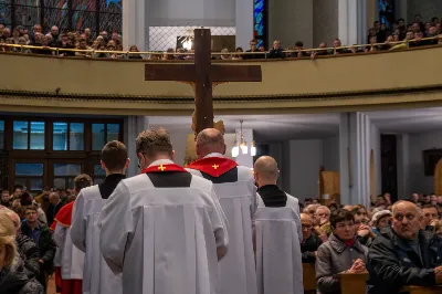 Liturgia Męki Pańskiej rozpoczęła się od procesji wejścia w zupełnej ciszy i gestu prostracji – pokornego padnięcia twarzą do ziemi głównego celebransa – Biskupa Rzeszowskiego Jana Wątroby. Drugim etapem nabożeństwa była Liturgia Słowa. Jej centrum stanowiła Męka Pańska w relacji wg św. Jana – odśpiewana przez ks. Juliana Wybrańca, kl. Dawida Piroga oraz kl. Karola Baraniewicza, z partiami tłumu wykonanymi przez Katedralny Chór Chłopięco-Męski Pueri Cantores Resovienses (tenory i basy), pod dyrekcją ks. dra Andrzeja Widaka we współpracy z Angelą Pacutą i Edytą Kotulą, dyrygentkami chóru.

W homilii bp Jan Wątroba zapraszał do odczytania na nowo sensu krzyża Jezusa i Jego Orędzia.

Trzecią częścią liturgii była adoracja krzyża. W pierwszej kolejności krzyż adorowali poprzez ucałowanie: Ksiądz Biskup, księża z Wyższego Seminarium Duchownego w Rzeszowie, księża katedralni oraz siostry zakonne. Następnie hołd krzyżowi oddali wszyscy wierni, wpatrując się w krzyż trzymany przez ks. Krzysztofa Gołąbka, proboszcza katedry.

Ostatnią częścią liturgii był obrzęd Komunii św. zakończony przeniesieniem Pana Jezusa w monstrancji do tzw. Bożego grobu. W tym roku dekoracja grobu nawiązuje do przeżywanego roku duszpasterskiego pt. „Wierzę w Kościół Chrystusowy”. Projekt autorstwa ks. Pawła Wójcika, wikariusza katedralnego, zachęca do pogłębienia relacji z Jezusem i jak wzywa napis umieszczony na grobie do „zakorzenienia w Kościele Chrystusa”.
fot. Joanna Prasoł 