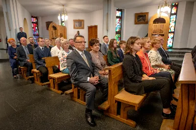 „Na swoje życie i swoje kapłaństwo trzeba popatrzeć w świetle Bożej miłości. Inaczej go nie pojmiemy ani my, ani ci, którzy będą na nas patrzeć” – mówił bp Jan Wątroba podczas Mszy św. z udzieleniem święceń prezbiteratu. 4 czerwca 2022 r. w kościele katedralnym jedenastu diakonów diecezji rzeszowskiej przyjęło sakrament kapłaństwa.
Do grona neoprezbiterów diecezji rzeszowskiej należą: ks. Sebastian Bełz z parafii w Nienadówce, ks. Krzysztof Lampart z parafii w Rudnej Wielkiej, ks. Mateusz Łachmanek z parafii w Lipinkach, ks. Karol Migut z parafii w Jasionce, ks. Marcin Murawski z parafii katedralnej w Rzeszowie, ks. Adrian Pazdan z parafii w Zagorzycach, ks. Tomasz Sienicki z parafii w Bieździedzy, ks. Dominik Świeboda z parafii w Palikówce, ks. Piotr Wąsacz z parafii bł. Władysława Findysza w Rzeszowie, ks. Mateusz Wojtuń z parafii w Święcanach oraz ks. Wiktor Zoła z parafii w Cieklinie.
Mszy św. przewodniczył i święceń udzielił bp Jan Wątroba. Eucharystię koncelebrowało około osiemdziesięciu księży, m.in: przełożeni Wyższego Seminarium Duchownego w Rzeszowie oraz proboszczowie i wikariusze z parafii rodzinnych neoprezbiterów. W Mszy św. uczestniczył abp Edward Nowak, bp Kazimierz Górny i bp Edward Białogłowski.
Zebranych w kościele katedralnym powitał ks. Krzysztof Gołąbek, proboszcz parafii.
W homilii bp Jan Wątroba nawiązał do słów z Ewangelii według św. Jana w których Chrystus tłumaczy co to znaczy być dobrym pasterzem. „Być kapłanem w Kościele Chrystusowym to znaczy mieć udział w Jego pasterskiej misji i stale upodabniać się do Dobrego Pasterza, który zna owce, karmi je, broni i jest gotów oddać życie dla ich dobra” – mówił hierarcha.
Po homilii odbył się obrzędy święceń: przyrzeczenie czci i posłuszeństwa Biskupowi Ordynariuszowi, Litania do Wszystkich Świętych podczas której kandydaci leżeli krzyżem, nałożenie rąk, modlitwa święceń oraz namaszczenie rąk krzyżmem i wręczenie chleba i wina. Podczas Liturgii Eucharystycznej nowo wyświęceni po raz pierwszy wyciągnęli dłonie nad chlebem i winem wypowiadając słowa konsekracji.
Na zakończenie Mszy św. ks. Tomasz Sienicki, podziękował w imieniu nowo wyświęconych wszystkim, którzy przyczynili się do przygotowania ich do kapłaństwa. Słowa wdzięczności, m.in. przełożonym Wyższego Seminarium Duchownego w Rzeszowie i rodzicom neoprezbiterów, wypowiedział bp Jan Wątroba. 
W drodze do zakrystii neoprezbiterzy zatrzymali się przy figurze Matki Bożej Fatimskiej zawierzając swoje kapłaństwo Matce Bożej.
W niedzielę, 5 czerwca, w Uroczystość Zesłania Ducha Świętego, neoprezbiterzy będą sprawować w swoich rodzinnych parafiach uroczyste Msze św. prymicyjne, a w najbliższych tygodniach otrzymają skierowania do parafii.

Fot. ks. Jakub Nagi oraz biala-wrona.pl
