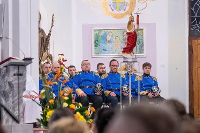 O świcie w Niedzielę Zmartwychwstania została odprawiona uroczysta Mszy św. w rzeszowskiej katedrze. Eucharystię poprzedziła procesja rezurekcyjna z Najświętszym Sakramentem. W oprawie muzycznej celebracji wziął udział katedralny chór chłopięco-męski Pueri Cantores Resovienses oraz katedralna orkiestra dęta.
Dnia 31 marca 2024 r. o godz. 6 w rzeszowskiej katedrze na rozpoczęcie procesji rezurekcyjnej rozbrzmiało zawołanie: „Chrystus zmartwychwstał, prawdziwie zmartwychwstał”. Wyrazem radości paschalnej była procesja z Najświętszym Sakramentem dokoła katedry z udziałem licznie zgromadzonych wiernych, straży grobowej i orkiestry dętej.
Po zakończonej procesji, została odprawiona uroczysta Eucharystia pod przewodnictwem ks. Krzysztofa Gołąbka, prepozyta rzeszowskiej kapituły katedralnej i proboszcza miejscowej wspólnoty parafialnej. Homilię wygłosił ks. Michał Rurak, penitencjarz kapituły, który zachęcał do zgłębiania tajemnicy zmartwychwstania.

„Zmartwychwstania jest czymś jedynym i wyjątkowym w swoim rodzaju. Łatwo napisać i powiedzieć czym zmartwychwstanie nie jest. Ale napisać i powiedzieć czym zmartwychwstanie jest, to zadanie na całe życie, i to nie tylko dla teologa czy księdza. To zadanie dla każdego z nas. Najważniejsze zadanie w życiu, bo ono zdecyduje co z nami będzie” – mówił kaznodzieja.
Ks. Rurak ukazał konsekwencje zmartwychwstania Chrystusa dla każdego wierzącego w kontekście całej historii Boga i człowieka. Mówił: „Zmartwychwstanie nie dotyczy tylko przyszłości, czasu po śmierci. Ono ma także znaczenie dla naszej doczesności. Bo skoro życie ma prowadzić do Zmartwychwstania, to znaczy, że ma wartość samo w sobie, że trzeba je szanować i jak najlepiej przeżyć.”
Na zakończenie Eucharystii transmitowanej przez katolickie Radio „VIA”, katedralny chór chłopięco-męski Pueri Cantores Resovienses pod dyrekcją Aleksandry Fiołek-Matuszewskiej wykonał uroczyste „Alleluja” z oratorium G.F. Haendla. Po zakończonej Mszy św. rezurekcyjnej katedralna orkiestra dęta pod batutą Tadeusza Cielaka odegrała radosne utwory wielkanocne. fot. Joanna Prasoł