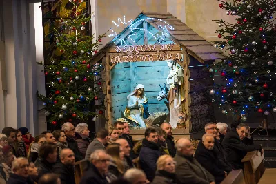 Pasterce w naszej Katedrze przewodniczył bp Jan Wątroba. Czuwanie przed Pasterką prowadziła młodzież naszej parafii. fot. Fotografiarzeszow