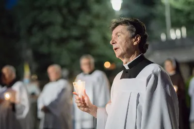 W piątek 13 sierpnia przeżywaliśmy kolejne w tym roku Nabożeństwo Fatimskie. O godz. 18.40 zostały przedstawione prośby i podziękowania do Matki Bożej Fatimskiej, w intencji których sprawowana była także Msza Święta. Eucharystii przewodniczył ks. Piotr Fortuna (proboszcz parafii Rzeszów-Matysówka), homilię zaś wygłosił ks. Jan Pyziak (proboszcz parafii Rzeszów-Matysówka w latach 1985-2018). Po Mszy Świętej wyruszyła procesja z figurą Matki Bożej, podczas której modlitwę różańcową prowadzili przedstawiciele parafii Rzeszów-Zalesie wraz ze swoim duszpasterzem ks. Marcinem Jaraczem. Modlitwę ubogaciła obecność Orkiestry Dętej pod dyrekcją Tadeusza Cielaka. Nabożeństwo zakończył Apel Jasnogórski. fot. Małgorzata Ryndak