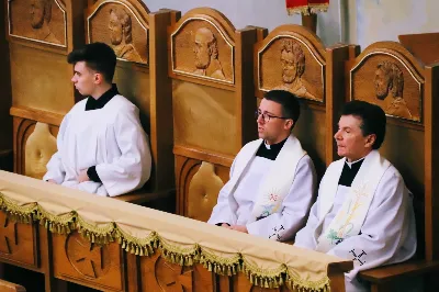 W sobotnie południe 67 naszych młodych parafian przyjęło sakrament bierzmowania. Po dwóch latach przygotowań wyrazili przed bpem Janem Wątrobą swoje pragnienie świadczenia o wierze i życia według jej zasad. Jako motto ich wzrostu w dojrzałości chrześcijańskiej Ksiądz Biskup zaproponował słowa św. Piotra: "Trzeba słuchać bardziej Boga niż ludzi".
Fot. Piotr Reszko i Katarzyna Franiszyn-Luciano