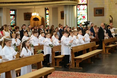 Maj to dla wielu najpiękniejszy miesiąc w roku. W liturgii Kościoła szczególnie wtedy czcimy Maryję oraz radujemy się ze Zmartwychwstania Pańskiego. W niedzielę 8 maja w naszej Katedrze dzieci z klas III doświadczyły równie wielkiej radości po raz pierwszy w pełni uczestnicząc we Mszy Świętej. To niezwykłe spotkanie z Chrystusem w Komunii Świętej zostało poprzedzone przygotowaniem poprzez katechezy w szkole i spotkania w parafii, a także spowiedzią. Poprzez niedzielne Eucharystie o godz. 12.00 i 13.30 celebrowane przez ks. Krzysztofa Gołąbka, proboszcza naszej Katedry, 88 dzieci rozpoczęło wielką przygodę z Jezusem ukrytym w Najświętszym Sakramencie. Towarzyszyli im rodzice, którzy wraz ze swoimi dziećmi przygotowywali się do tego wydarzenia, a także najbliższa rodzina. Posługę w liturgii Mszy Świętej pełniły dzieci pierwszokomunijne oraz ich rodzice.
Wielka radość serc dzieci komunijnych promieniowała na wszystkich uczestników Mszy Świętej i przypominała zebranym na liturgii, że spotkanie z Jezusem Eucharystycznym to przywilej i wielkie szczęście. Czas tej wielkiej radości został przedłużony przez „Biały Tydzień”, w którym dzieci uczestniczyły w wieczornej Eucharystii, przyjmując Jezusa do swoich serc. 

Wszystkim dzieciom, które w tym roku przeżywały swoją Pierwszą Komunię Świętą, życzymy, aby nie gasł w nich zapał do poznawania Jezusa i Jego nauki, a radość, jaka towarzyszyła tym dniom, była nieodłączną towarzyszką ich spotkań z Jezusem w Eucharystii. A s. Julicie i ks. Julianowi dziękujemy za serce włożone w przygotowanie dzieci do tego wielkiego wydarzenia.

fot. Paweł Styka