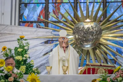 W piątek 13 sierpnia przeżywaliśmy kolejne w tym roku Nabożeństwo Fatimskie. O godz. 18.40 zostały przedstawione prośby i podziękowania do Matki Bożej Fatimskiej, w intencji których sprawowana była także Msza Święta. Eucharystii przewodniczył ks. Piotr Fortuna (proboszcz parafii Rzeszów-Matysówka), homilię zaś wygłosił ks. Jan Pyziak (proboszcz parafii Rzeszów-Matysówka w latach 1985-2018). Po Mszy Świętej wyruszyła procesja z figurą Matki Bożej, podczas której modlitwę różańcową prowadzili przedstawiciele parafii Rzeszów-Zalesie wraz ze swoim duszpasterzem ks. Marcinem Jaraczem. Modlitwę ubogaciła obecność Orkiestry Dętej pod dyrekcją Tadeusza Cielaka. Nabożeństwo zakończył Apel Jasnogórski. fot. Małgorzata Ryndak