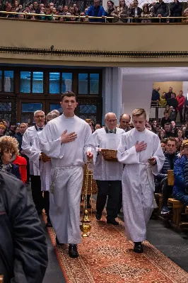 28 marca 2024 r. o godz. 18.00 w Katedrze Rzeszowskiej rozpoczęła się Msza Wieczerzy Pańskiej, której przewodniczył bp Jan Wątroba. W koncelebrze uczestniczyli głównie księża z Parafii Katedralnej i z Wyższego Seminarium Duchownego w Rzeszowie. Po Komunii św. Najświętszy Sakrament przeniesiono do kaplicy adoracji zwanej "ciemnicą" przygotowaną w dolnym kościele Katedry. Podczas liturgii śpiewał chór męski pod dyrekcją Marcelego Kyca. fot. Joanna Prasoł