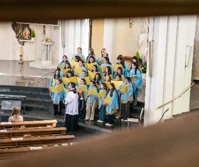 W V Niedzielę Wielkiego Postu, podczas Mszy Świętej o godz. 12:00, ks. Krzysztof Gołąbek – proboszcz naszej Katedry, przyjął do grona Liturgicznej Służby Ołtarza siedmiu nowych ministrantów. Po odpowiednim przygotowaniu, pod czujnym okiem ks. Pawła Wójcika oraz animatorów Adama i Miłosza, chłopcy otrzymali stopień ministranta choralisty – po raz pierwszy założyli kołnierzyki i otrzymali legitymacje ministranckie. To wyjątkowy moment i ogromna radość dla naszej wspólnoty! Podczas Mszy Świętej zaśpiewała Dziewczęca Schola Katedralna. Serdecznie gratulujemy chłopcom odwagi oraz życzymy wytrwałości w tej pięknej służbie przy Ołtarzu Pana Jezusa. Jeśli chcesz dołączyć do grona ministrantów – serdecznie zapraszamy! Zainteresowanych prosimy o kontakt z ks. Pawłem Wójcikiem.
fot. Antoni Ważny