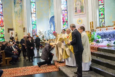 Uroczystość Chrystusa Króla to także święto Akcji Katolickiej i KSM-u. Centralnej uroczystości w Katedrze przewodniczył biskup diecezjalny Jan Wątroba. Eucharystię koncelebrowało 25 księży, wśród nich ks. Stanisław Potera – asystent diecezjalny AK i ks. Tomasz Ryczek – asystent diecezjalny KSM. Po wyznaniu wiary 88 młodych osób złożyło przyrzeczenie Katolickiego Stowarzyszenia Młodzieży. Obrzęd przyrzeczenia prowadził Paweł Grodzki – prezes KSM Diecezji Rzeszowskiej. Ceremonia zakończyła się odśpiewaniem hymnu KSM i zawołaniem: „Przez cnotę, naukę i pracę, służyć Bogu i Ojczyźnie, Gotów!”

Po Komunii św. bp Jan Wątroba, razem z ks. Stanisławem Poterą, wręczył nominacje 20 nowym prezesom oddziałów parafialnych Akcji Katolickiej. Krótkie przemówienia wypowiedzieli kolejno: Jeremi Kalkowski – prezes Zarządu Diecezjalnego Instytutu AK i Paweł Grodzki.

Po Komunii św. wszyscy zebrani uklękli przed Najświętszym Sakramentem. Biskup Ordynariusz odczytał Jubileuszowy Akt Przyjęcia Jezusa Chrystusa za Króla i Pana.

Po Mszy św. bp Jan Wątroba wręczył odznaki i legitymacje nowym członkom KSM.

fot. Fotografiarzeszow