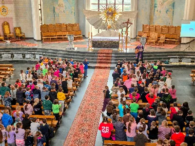 Od środy do piątku (18-20 marca 2026 r.) w Katedrze Rzeszowskiej odbyły się rekolekcje wielkopostne dla dzieci i młodzieży ze Szkoła Podstawowa nr 23 im. Jana Pawła II w Rzeszowie.
Spotkania prowadził ks. Mateusz Mądro - wikariusz z parafii pw. Matki Bożej Różańcowej w Rzeszowie, który dzielił się z uczniami Ewangelią i wartościami duchowego życia.
Składamy serdeczne Bóg zapłać dyrekcji, nauczycielom, opiekunom, uczniom oraz wszystkim, którzy przyczynili się do organizacji tych dni – szczególnie ks. Mateuszowi za jego obecność, świadectwo i serce otwarte na młodych.