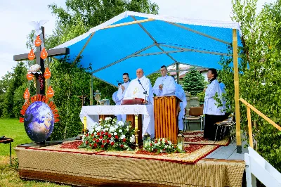 W czwartek w Uroczystość Najświętszego Ciała i Krwi Pańskiej (Boże Ciało) Msza Święta parafialna o godz. 12.00 była sprawowana na osiedlu Drabinianka na placu zieleni między ul. Graniczną i Zieloną. Dziękujemy parafianom za zaangażowanie i pomoc w przygotowaniu ołtarzy: - Ołtarz Mszy Świętej - Spółdzielnia Mieszkaniowa Metalowiec i mieszkańcy ul. Zielonej. - I ołtarz przy kapliczce Matki Bożej Fatimskiej – mieszkańcy bloku ul. Cicha 9. - II ołtarz przy Akademikach – mieszkańcy bloków ul. Cicha 3 i 7. - III ołtarz przed „Energetykiem” mieszkańcy bloku Kwiatkowskiego 5. - IV ołtarz obok bloków ul. Graniczna 4a i 4b – mieszkańcy tychże bloków.  fot. Andrzej Kotowicz