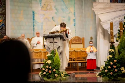 Mszy Świętej w święto Ofiarowania Pańskiego przewodniczył bp Jan Wątroba. W Eucharystii z okazji Dnia Życia Konsekrowanego uczestniczyli przedstawiciele sióstr i braci zakonnych, pustelnic, dziewic i wdów konsekrowanych oraz członków instytutów świeckich. Eucharystię koncelebrował ks. Stanisław Kamiński, wikariusz biskupi ds. zakonnych, a także 8 kapłanów. Homilię wygłosił bp Jan Wątroba. Śpiew podczas Mszy Świętej prowadziła Katedralna Schola Liturgiczna pod kierunkiem ks. Juliana Wybrańca przy akompaniamencie organowym Wiesława Siewierskiego. Fot. Paulina Lęcznar