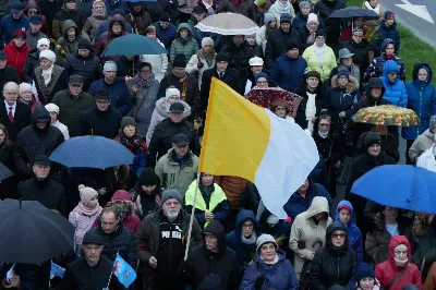 W Niedzielę Palmową (2 kwietnia 2023 r.) odbył się „Marsz modlitewny ze św. Janem Pawłem II”, który rozpoczął się przy Kościele akademickim pw. Św. Jadwigi Królowej. Wśród osób biorących udział w wydarzeniu obecni byli m. in.: Ewa Leniart, wojewoda podkarpacki, Marcin Warchoł, sekretarz stanu w Ministerstwie Sprawiedliwości, a także władze lokalne, samorządowcy, służby mundurowe, przedstawiciele instytucji, szkół, fundacji, stowarzyszeń katolickich, a także kapłani i siostry zakonne.
Uczestnicy udali się do katedry rzeszowskiej, gdzie następnie odbyła się Eucharystia, której przewodniczył bp Jan Wątroba. W liturgii wzięli udział także: abp Edward Nowak, bp Edward Białogłowski, bp Kazimierz Górny, ks. infułat Wiesław Szurek i 25 kapłanów.
W homilii bp Wątroba mówił m. in., iż „ze smutkiem obserwujemy, jak wielu atakuje osobę i nauczanie św. Papieża, powtarzając nieuzasadnione i bezpodstawne oskarżenia i zniewagi. A jeszcze niedawno szczycili się i powoływali na osobiste spotkania, wspólne fotografie, cytowali wypowiedzi. Równie smutne jest to, że czynią to swoi, rodacy. W żadnym innym narodzie nie ma takich złośliwości, agresji i ataków na pamięć o św. Janie Pawle II. Tym bardziej potrzeba naszej jedności i solidarności w przypominaniu Jego świadectwa, Jego słów, gestów i trwałych dzieł”.
„Módlmy się i my za tych, którzy chcą zniszczyć pamięć i dobre imię św. Jana Pawła II, by Pan dał im łaskę opamiętania. A sami z tym większą gorliwością realizujmy program, który nam zostawił w swoim testamencie św. Jan Paweł II Wielki” – zachęcał biskup rzeszowski.
Po Mszy św. wierni wraz z biskupami przeszli do Parku Papieskiego. Tam, modlono się pod pomnikiem św. Jana Pawła II, gdzie złożono kwiaty, zapalono znicze, a także odśpiewano Apel Jasnogórski poprzedzony wspomnieniami o św. Janie Pawle II, które wypowiedział ks. Stanisław Słowik. Modlitwę zakończył śpiew „Barki”. 