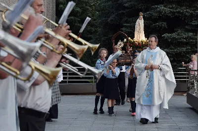 W czwartek 13 czerwca przeżywaliśmy uroczyste Nabożeństwo Fatimskie. Naszym modlitwom przewodniczył ks. Tadeusz Pindara. Kazanie wygłosił ks. Paweł Blat. O godz. 18.40 zostały przedstawione prośby i podziękowania do Matki Bożej Fatimskiej, w intencji których sprawowana była także Msza Święta. Po Mszy Świętej wyruszyła procesja z figurą Matki Bożej i relikwiami świętych Dzieci Fatimskich. Nabożeństwo zakończył Apel Jasnogórski. Dziękujemy parafii pw. Matki Bożej Częstochowskiej (Drabinianka) w Rzeszowie za przygotowanie liturgii oraz parafii pw. Miłosierdzia Bożego (Biała) za prowadzenie modlitwy różańcowej. fot. Joanna Prasoł 