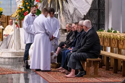 28 marca 2024 r. o godz. 18.00 w Katedrze Rzeszowskiej rozpoczęła się Msza Wieczerzy Pańskiej, której przewodniczył bp Jan Wątroba. W koncelebrze uczestniczyli głównie księża z Parafii Katedralnej i z Wyższego Seminarium Duchownego w Rzeszowie. Po Komunii św. Najświętszy Sakrament przeniesiono do kaplicy adoracji zwanej "ciemnicą" przygotowaną w dolnym kościele Katedry. Podczas liturgii śpiewał chór męski pod dyrekcją Marcelego Kyca. fot. Joanna Prasoł