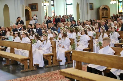 Maj to dla wielu najpiękniejszy miesiąc w roku. W liturgii Kościoła szczególnie wtedy czcimy Maryję oraz radujemy się ze Zmartwychwstania Pańskiego. W niedzielę 8 maja w naszej Katedrze dzieci z klas III doświadczyły równie wielkiej radości po raz pierwszy w pełni uczestnicząc we Mszy Świętej. To niezwykłe spotkanie z Chrystusem w Komunii Świętej zostało poprzedzone przygotowaniem poprzez katechezy w szkole i spotkania w parafii, a także spowiedzią. Poprzez niedzielne Eucharystie o godz. 12.00 i 13.30 celebrowane przez ks. Krzysztofa Gołąbka, proboszcza naszej Katedry, 88 dzieci rozpoczęło wielką przygodę z Jezusem ukrytym w Najświętszym Sakramencie. Towarzyszyli im rodzice, którzy wraz ze swoimi dziećmi przygotowywali się do tego wydarzenia, a także najbliższa rodzina. Posługę w liturgii Mszy Świętej pełniły dzieci pierwszokomunijne oraz ich rodzice.
Wielka radość serc dzieci komunijnych promieniowała na wszystkich uczestników Mszy Świętej i przypominała zebranym na liturgii, że spotkanie z Jezusem Eucharystycznym to przywilej i wielkie szczęście. Czas tej wielkiej radości został przedłużony przez „Biały Tydzień”, w którym dzieci uczestniczyły w wieczornej Eucharystii, przyjmując Jezusa do swoich serc. 

Wszystkim dzieciom, które w tym roku przeżywały swoją Pierwszą Komunię Świętą, życzymy, aby nie gasł w nich zapał do poznawania Jezusa i Jego nauki, a radość, jaka towarzyszyła tym dniom, była nieodłączną towarzyszką ich spotkań z Jezusem w Eucharystii. A s. Julicie i ks. Julianowi dziękujemy za serce włożone w przygotowanie dzieci do tego wielkiego wydarzenia.

fot. Paweł Styka