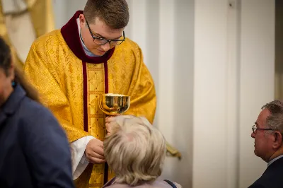 „Na swoje życie i swoje kapłaństwo trzeba popatrzeć w świetle Bożej miłości. Inaczej go nie pojmiemy ani my, ani ci, którzy będą na nas patrzeć” – mówił bp Jan Wątroba podczas Mszy św. z udzieleniem święceń prezbiteratu. 4 czerwca 2022 r. w kościele katedralnym jedenastu diakonów diecezji rzeszowskiej przyjęło sakrament kapłaństwa.
Do grona neoprezbiterów diecezji rzeszowskiej należą: ks. Sebastian Bełz z parafii w Nienadówce, ks. Krzysztof Lampart z parafii w Rudnej Wielkiej, ks. Mateusz Łachmanek z parafii w Lipinkach, ks. Karol Migut z parafii w Jasionce, ks. Marcin Murawski z parafii katedralnej w Rzeszowie, ks. Adrian Pazdan z parafii w Zagorzycach, ks. Tomasz Sienicki z parafii w Bieździedzy, ks. Dominik Świeboda z parafii w Palikówce, ks. Piotr Wąsacz z parafii bł. Władysława Findysza w Rzeszowie, ks. Mateusz Wojtuń z parafii w Święcanach oraz ks. Wiktor Zoła z parafii w Cieklinie.
Mszy św. przewodniczył i święceń udzielił bp Jan Wątroba. Eucharystię koncelebrowało około osiemdziesięciu księży, m.in: przełożeni Wyższego Seminarium Duchownego w Rzeszowie oraz proboszczowie i wikariusze z parafii rodzinnych neoprezbiterów. W Mszy św. uczestniczył abp Edward Nowak, bp Kazimierz Górny i bp Edward Białogłowski.
Zebranych w kościele katedralnym powitał ks. Krzysztof Gołąbek, proboszcz parafii.
W homilii bp Jan Wątroba nawiązał do słów z Ewangelii według św. Jana w których Chrystus tłumaczy co to znaczy być dobrym pasterzem. „Być kapłanem w Kościele Chrystusowym to znaczy mieć udział w Jego pasterskiej misji i stale upodabniać się do Dobrego Pasterza, który zna owce, karmi je, broni i jest gotów oddać życie dla ich dobra” – mówił hierarcha.
Po homilii odbył się obrzędy święceń: przyrzeczenie czci i posłuszeństwa Biskupowi Ordynariuszowi, Litania do Wszystkich Świętych podczas której kandydaci leżeli krzyżem, nałożenie rąk, modlitwa święceń oraz namaszczenie rąk krzyżmem i wręczenie chleba i wina. Podczas Liturgii Eucharystycznej nowo wyświęceni po raz pierwszy wyciągnęli dłonie nad chlebem i winem wypowiadając słowa konsekracji.
Na zakończenie Mszy św. ks. Tomasz Sienicki, podziękował w imieniu nowo wyświęconych wszystkim, którzy przyczynili się do przygotowania ich do kapłaństwa. Słowa wdzięczności, m.in. przełożonym Wyższego Seminarium Duchownego w Rzeszowie i rodzicom neoprezbiterów, wypowiedział bp Jan Wątroba. 
W drodze do zakrystii neoprezbiterzy zatrzymali się przy figurze Matki Bożej Fatimskiej zawierzając swoje kapłaństwo Matce Bożej.
W niedzielę, 5 czerwca, w Uroczystość Zesłania Ducha Świętego, neoprezbiterzy będą sprawować w swoich rodzinnych parafiach uroczyste Msze św. prymicyjne, a w najbliższych tygodniach otrzymają skierowania do parafii.

Fot. ks. Jakub Nagi oraz biala-wrona.pl
