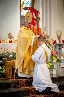 „Na swoje życie i swoje kapłaństwo trzeba popatrzeć w świetle Bożej miłości. Inaczej go nie pojmiemy ani my, ani ci, którzy będą na nas patrzeć” – mówił bp Jan Wątroba podczas Mszy św. z udzieleniem święceń prezbiteratu. 4 czerwca 2022 r. w kościele katedralnym jedenastu diakonów diecezji rzeszowskiej przyjęło sakrament kapłaństwa.
Do grona neoprezbiterów diecezji rzeszowskiej należą: ks. Sebastian Bełz z parafii w Nienadówce, ks. Krzysztof Lampart z parafii w Rudnej Wielkiej, ks. Mateusz Łachmanek z parafii w Lipinkach, ks. Karol Migut z parafii w Jasionce, ks. Marcin Murawski z parafii katedralnej w Rzeszowie, ks. Adrian Pazdan z parafii w Zagorzycach, ks. Tomasz Sienicki z parafii w Bieździedzy, ks. Dominik Świeboda z parafii w Palikówce, ks. Piotr Wąsacz z parafii bł. Władysława Findysza w Rzeszowie, ks. Mateusz Wojtuń z parafii w Święcanach oraz ks. Wiktor Zoła z parafii w Cieklinie.
Mszy św. przewodniczył i święceń udzielił bp Jan Wątroba. Eucharystię koncelebrowało około osiemdziesięciu księży, m.in: przełożeni Wyższego Seminarium Duchownego w Rzeszowie oraz proboszczowie i wikariusze z parafii rodzinnych neoprezbiterów. W Mszy św. uczestniczył abp Edward Nowak, bp Kazimierz Górny i bp Edward Białogłowski.
Zebranych w kościele katedralnym powitał ks. Krzysztof Gołąbek, proboszcz parafii.
W homilii bp Jan Wątroba nawiązał do słów z Ewangelii według św. Jana w których Chrystus tłumaczy co to znaczy być dobrym pasterzem. „Być kapłanem w Kościele Chrystusowym to znaczy mieć udział w Jego pasterskiej misji i stale upodabniać się do Dobrego Pasterza, który zna owce, karmi je, broni i jest gotów oddać życie dla ich dobra” – mówił hierarcha.
Po homilii odbył się obrzędy święceń: przyrzeczenie czci i posłuszeństwa Biskupowi Ordynariuszowi, Litania do Wszystkich Świętych podczas której kandydaci leżeli krzyżem, nałożenie rąk, modlitwa święceń oraz namaszczenie rąk krzyżmem i wręczenie chleba i wina. Podczas Liturgii Eucharystycznej nowo wyświęceni po raz pierwszy wyciągnęli dłonie nad chlebem i winem wypowiadając słowa konsekracji.
Na zakończenie Mszy św. ks. Tomasz Sienicki, podziękował w imieniu nowo wyświęconych wszystkim, którzy przyczynili się do przygotowania ich do kapłaństwa. Słowa wdzięczności, m.in. przełożonym Wyższego Seminarium Duchownego w Rzeszowie i rodzicom neoprezbiterów, wypowiedział bp Jan Wątroba. 
W drodze do zakrystii neoprezbiterzy zatrzymali się przy figurze Matki Bożej Fatimskiej zawierzając swoje kapłaństwo Matce Bożej.
W niedzielę, 5 czerwca, w Uroczystość Zesłania Ducha Świętego, neoprezbiterzy będą sprawować w swoich rodzinnych parafiach uroczyste Msze św. prymicyjne, a w najbliższych tygodniach otrzymają skierowania do parafii.

Fot. ks. Jakub Nagi oraz biala-wrona.pl
