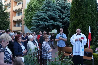 W sobotę 12 maja o godz.19.00 w ramach corocznych nabożeństw majowych przy kapliczkach osiedlowych w naszej parafii, przy ul. Cichej przy figurze Matki Bożej modlitwy poprowadził ks. Krzysztof Gołąbek - proboszcz Katedry. Kantorem był organista Wiesław Siewierski. fot. Rafał Waszczak