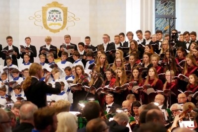 Blisko 1200 chórzystów i orkiestra symfoniczna Filharmonii Podkarpackiej to koncert galowy 9. Krajowego Kongresu Polskiej Federacji Pueri Cantores. 9 września o godz. 19.30 w Katedrze Rzeszowskiej podczas dwugodzinnego koncertu wystąpiły 33 chóry z Polski, Litwy, Łotwy, Ukrainy i Węgier oraz Orkiestra Symfoniczna Filharmonii Podkarpackiej. Muzykami dyrygowali: Wiesław Delimat i Marcin Florczak. Podczas koncertu uczestnicy wysłuchali utworów m.in. Haendla, Haydna oraz hymny kongresów Polskiej Federacji Pueri Cantores. Szczególnie oklaskiwane było premierowe wykonanie hymnu kongresu w Rzeszowie – utwór pt. „Da pacem, Domine” Dominika Lasoty – kompozytora z Rzeszowa. W koncercie uczestniczyli m.in.: bp Jan Wątroba, bp Kazimierz Górny i bp Edward Białogłowski. fot. ks. Tomasz Nowak