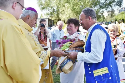 30 sierpnia 2020 r. do Parku Papieskiego w Rzeszowie na diecezjalne dożynki przyjechało 49 delegacji z dożynkowymi wieńcami.  Już o godz. 11.00 plac przed znajdującą się w Parku Papieskim sceną wypełniły delegacje z parafii diecezji rzeszowskiej. W sumie zarejestrowano 49 delegacje. Tegoroczną obsługę dożynek, w tym przygotowanie liturgii, zapewnili wierni i duszpasterze z dekanatu Sokołów Małopolski. O godz. 11.30 prof. Kazimierz Ożóg, mieszkaniec Górna, zaprezentował kilka myśli na temat chleba i godności pracy rolnika. Na scenie wystąpił zespół „Młody Duch i Przyjaciele” kierowany przez Dariusza Kosaka. Przed rozpoczęciem Mszy św. ks. Jerzy Uchman, diecezjalny duszpasterz rolników, przywitał przybyłych do Rzeszowa rolników, ogrodników, sadowników i pszczelarzy, wśród nich starostów dożynek Jerzego i Zofię Bednarzów z Kamienia, a także obecnych na Mszy św. parlamentarzystów, władze państwowe i samorządowe, służby mundurowe oraz poczty sztandarowe. Mszy św. przewodniczył bp Edward Białogłowski. W koncelebrze uczestniczył bp Kazimierz Górny oraz czternastu księży. W długiej procesji z darami do ołtarza podeszły delegacje wszystkich obecnych parafii przynosząc chleby i owoce. Dary te zostały przekazane Rzeszowskiemu Towarzystwu Pomocy im. św. Brata Alberta. Na zakończenie liturgii bp Białogłowski pobłogosławił przyniesione płody ziemi oraz ziarno na zasiew. Po błogosławieństwie poszczególne delegacje, przedstawiane przez ks. Jana Szczupaka, wikariusza biskupiego ds. społecznych, prezentowały swoje wieńce.  fot. ks. Tomasz Nowak