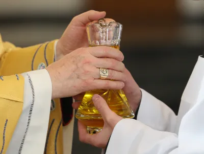 „Eucharystia powinna nas prowadzić do odkrycia kapłańskiej misji Ludu Bożego, kapłańskiej misji każdego z nas” – powiedział Biskup Rzeszowski podczas Mszy Wieczerzy Pańskiej, której przewodniczył w katedrze rzeszowskiej w Wielki Czwartek, 2 kwietnia 2026 r.
Podczas uroczystej liturgii Wielkiego Czwartku w katedrze rzeszowskiej, której przewodniczył bp Jan Wątroba, wierni zostali zaproszeni do refleksji nad tajemnicą Eucharystii, kapłaństwa oraz powołania całego Ludu Bożego do udziału w misji Chrystusa. Na zakończenie homilii biskup zachęcił do szczególnej modlitwy za kapłanów, zwłaszcza tych przeżywających trudności i kryzysy. „Panie Jezu, dobry pasterzu i towarzyszu wędrówki, dziś powierzamy Ci wszystkich kapłanów, ale zwłaszcza tych, którzy przechodzą chwilę kryzysu” – powiedział Biskup Rzeszowski. Wezwał także wspólnotę wiernych do troski o kapłanów poprzez modlitwę, życzliwość i wsparcie.
Wielkoczwartkowa liturgia w katedrze rzeszowskiej stała się nie tylko dziękczynieniem za dar Eucharystii i kapłaństwa, ale także wezwaniem do odnowienia świadomości odpowiedzialności każdego wiernego za życie Kościoła i świadectwo wiary w świecie. fot. ks. Jakub Oczkowicz