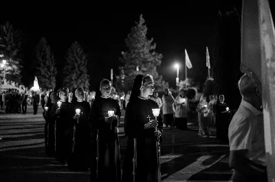 W środę 13 września przeżywaliśmy kolejne w tym roku Nabożeństwo Fatimskie. O godz. 18.40 zostały przedstawione prośby i podziękowania do Matki Bożej Fatimskiej, w intencji których sprawowana była także Msza Święta. Eucharystii przewodniczył i homilię wygłosił ks. Marek Kotwa – wikariusz parafii pw. Św. Michała Archanioła w Rzeszowie. Po Mszy Świętej wyruszyła procesja z figurą Matki Bożej, podczas której modlitwę różańcową prowadzili przedstawiciele parafii pw. Św. Jadwigi Królowej wraz ze swoimi duszpasterzami: ks. Tomaszem Gałuszką oraz ks. Łukaszem Mariuszycem, zaś figurę Matki Bożej nieśli przedstawiciele Bractwa św. Michała Archanioła, Rycerzy Kolumba oraz Związku Strzeleckiego "Strzelec". Modlitwę ubogaciła obecność Orkiestry Dętej pod dyrekcją Tadeusza Cielaka. Nabożeństwo zakończył Apel Jasnogórski. fot. Jola Warchoł