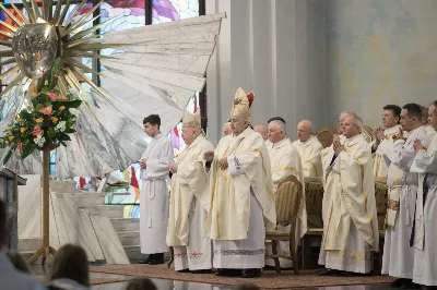 W Wielki Czwartek o godz. 10.00 w naszej Katedrze bp Jan Wątroba przewodniczył Mszy Krzyżma. Jest ona wyrazem jedności i wspólnoty duchowieństwa diecezji. Podczas tej Mszy Świętej biskup poświęcił olej chorych, katechumenów oraz olej krzyżma. Księża koncelebrujący z biskupem Eucharystię odnowili przyrzeczenia kapłańskie.
W koncelebrze wzięli udział bp Kazimierz Górny, bp Edward Białogłowski oraz 204 kapłanów z całej diecezji. W Eucharystii wzięli również udział licznie zebrani ministranci, lektorzy, animatorzy, ceremoniarze, członkowie scholi parafialnych i dziewczęcej służby maryjnej.
Podczas Mszy Świętej zaśpiewał chór Wyższego Seminarium Duchownego pod dyrekcją ks. dra Andrzeja Widaka. Przy organach zasiadł ks. Julian Wybraniec.
Fot. Małgorzata Ryndak