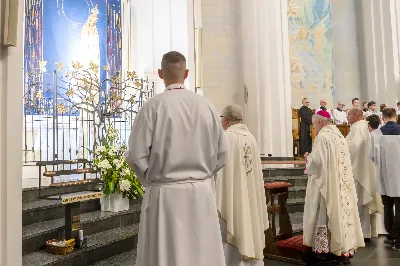 13 maja 1917 r. Matka Boża po raz pierwszy objawiła się w Fatimie trojgu dzieciom: Łucji, Hiacyncie i Franciszkowi, pozostawiając wezwanie do czynienia pokuty i porzucenia grzechu. W odpowiedzi na ten apel, w 105. rocznicę tego wydarzenia wierni licznie zgromadzili się w Katedrze Rzeszowskiej na wspólnej modlitwie do Pani Fatimskiej, prosząc o pokój na świecie, nawrócenie grzeszników i o łaskę stawania się wiernymi uczniami Chrystusa. Pierwsze w tym roku Nabożeństwo Fatimskie rozpoczęło się o godz. 18.30 odśpiewaniem Litanii Loretańskiej oraz przedstawieniem próśb i podziękowań do Matki Bożej Fatimskiej. O godz. 19.00 miała miejsce uroczysta Msza Święta, której przewodniczył bp Stanisław Jamrozek – biskup pomocniczy archidiecezji przemyskiej. Skierował on do zgromadzonych słowo Boże, podkreślając znaczenie wiary w codziennym życiu. Przytoczył słowa papieża Benedykta XVI, który mówił, że „wierzyć to znaczy uznać za prawdę to, czego do końca nie ogarnie nasz umysł. Trzeba przyjąć to, co Bóg nam objawia o sobie, o nas samych i otaczającej nas rzeczywistości, także tej niewidzialnej”. Biskup Stanisław przypomniał wciąż aktualne orędzie Maryi do pokuty, nawrócenia i modlitwy różańcowej. Zwrócił się również do dzieci pierwszokomunijnych, przeżywających swój Biały Tydzień, zachęcając je do modlitwy w ich dziecięcej prostocie i szczerości. Mszę Świętą koncelebrowali ks. Krzysztof Gołąbek – proboszcz parafii katedralnej, ks. Jerzy Buczek – dyrektor Domu Księży Seniorów w Rzeszowie oraz ks. Jakub Nagi – wicedyrektor Radia Via. Ze względu na złe warunki atmosferyczne, w trosce o bezpieczeństwo wiernych, zrezygnowano z procesji z figurą Matki Bożej i relikwiami dzieci fatimskich, która tradycyjnie odbywa się na placu przed Katedrą. Wierni składali swoje intencje przy figurze Matki Bożej Fatimskiej w modlitwie różańcowej, którą poprowadzili ks. Szczepan Węglowski z młodzieżą. Włączyli się w nią także kapłani z dekanatu. Wieczór poświęcony Matce Bożej Fatimskiej zakończyło wspólne odśpiewanie Apelu Jasnogórskiego, po którym jeszcze przez godzinę trwała adoracja Najświętszego Sakramentu. W posługę muzyczną podczas Eucharystii włączyli się Katedralny Chór Chłopięco-Męski Pueri Cantores Resovienses pod dyrekcją Marcina Florczaka oraz orkiestra dęta prowadzona przez Tadeusza Cielaka. Kolejne Nabożeństwa Fatimskie odbędą się w każdy 13. dzień miesiąca do października. Angelika Karnasiewicz fot. Joanna Prasoł