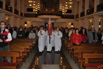 Uroczystość Chrystusa Króla to także święto Akcji Katolickiej i KSM-u. Centralnej uroczystości w Katedrze przewodniczył biskup diecezjalny Jan Wątroba. Eucharystię koncelebrowało 25 księży, wśród nich ks. Stanisław Potera – asystent diecezjalny AK i ks. Tomasz Ryczek – asystent diecezjalny KSM. Po wyznaniu wiary 88 młodych osób złożyło przyrzeczenie Katolickiego Stowarzyszenia Młodzieży. Obrzęd przyrzeczenia prowadził Paweł Grodzki – prezes KSM Diecezji Rzeszowskiej. Ceremonia zakończyła się odśpiewaniem hymnu KSM i zawołaniem: „Przez cnotę, naukę i pracę, służyć Bogu i Ojczyźnie, Gotów!”

Po Komunii św. bp Jan Wątroba, razem z ks. Stanisławem Poterą, wręczył nominacje 20 nowym prezesom oddziałów parafialnych Akcji Katolickiej. Krótkie przemówienia wypowiedzieli kolejno: Jeremi Kalkowski – prezes Zarządu Diecezjalnego Instytutu AK i Paweł Grodzki.

Po Komunii św. wszyscy zebrani uklękli przed Najświętszym Sakramentem. Biskup Ordynariusz odczytał Jubileuszowy Akt Przyjęcia Jezusa Chrystusa za Króla i Pana.

Po Mszy św. bp Jan Wątroba wręczył odznaki i legitymacje nowym członkom KSM.

fot. Fotografiarzeszow