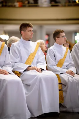 „Na swoje życie i swoje kapłaństwo trzeba popatrzeć w świetle Bożej miłości. Inaczej go nie pojmiemy ani my, ani ci, którzy będą na nas patrzeć” – mówił bp Jan Wątroba podczas Mszy św. z udzieleniem święceń prezbiteratu. 4 czerwca 2022 r. w kościele katedralnym jedenastu diakonów diecezji rzeszowskiej przyjęło sakrament kapłaństwa.
Do grona neoprezbiterów diecezji rzeszowskiej należą: ks. Sebastian Bełz z parafii w Nienadówce, ks. Krzysztof Lampart z parafii w Rudnej Wielkiej, ks. Mateusz Łachmanek z parafii w Lipinkach, ks. Karol Migut z parafii w Jasionce, ks. Marcin Murawski z parafii katedralnej w Rzeszowie, ks. Adrian Pazdan z parafii w Zagorzycach, ks. Tomasz Sienicki z parafii w Bieździedzy, ks. Dominik Świeboda z parafii w Palikówce, ks. Piotr Wąsacz z parafii bł. Władysława Findysza w Rzeszowie, ks. Mateusz Wojtuń z parafii w Święcanach oraz ks. Wiktor Zoła z parafii w Cieklinie.
Mszy św. przewodniczył i święceń udzielił bp Jan Wątroba. Eucharystię koncelebrowało około osiemdziesięciu księży, m.in: przełożeni Wyższego Seminarium Duchownego w Rzeszowie oraz proboszczowie i wikariusze z parafii rodzinnych neoprezbiterów. W Mszy św. uczestniczył abp Edward Nowak, bp Kazimierz Górny i bp Edward Białogłowski.
Zebranych w kościele katedralnym powitał ks. Krzysztof Gołąbek, proboszcz parafii.
W homilii bp Jan Wątroba nawiązał do słów z Ewangelii według św. Jana w których Chrystus tłumaczy co to znaczy być dobrym pasterzem. „Być kapłanem w Kościele Chrystusowym to znaczy mieć udział w Jego pasterskiej misji i stale upodabniać się do Dobrego Pasterza, który zna owce, karmi je, broni i jest gotów oddać życie dla ich dobra” – mówił hierarcha.
Po homilii odbył się obrzędy święceń: przyrzeczenie czci i posłuszeństwa Biskupowi Ordynariuszowi, Litania do Wszystkich Świętych podczas której kandydaci leżeli krzyżem, nałożenie rąk, modlitwa święceń oraz namaszczenie rąk krzyżmem i wręczenie chleba i wina. Podczas Liturgii Eucharystycznej nowo wyświęceni po raz pierwszy wyciągnęli dłonie nad chlebem i winem wypowiadając słowa konsekracji.
Na zakończenie Mszy św. ks. Tomasz Sienicki, podziękował w imieniu nowo wyświęconych wszystkim, którzy przyczynili się do przygotowania ich do kapłaństwa. Słowa wdzięczności, m.in. przełożonym Wyższego Seminarium Duchownego w Rzeszowie i rodzicom neoprezbiterów, wypowiedział bp Jan Wątroba. 
W drodze do zakrystii neoprezbiterzy zatrzymali się przy figurze Matki Bożej Fatimskiej zawierzając swoje kapłaństwo Matce Bożej.
W niedzielę, 5 czerwca, w Uroczystość Zesłania Ducha Świętego, neoprezbiterzy będą sprawować w swoich rodzinnych parafiach uroczyste Msze św. prymicyjne, a w najbliższych tygodniach otrzymają skierowania do parafii.

Fot. ks. Jakub Nagi oraz biala-wrona.pl
