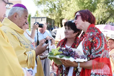 30 sierpnia 2020 r. do Parku Papieskiego w Rzeszowie na diecezjalne dożynki przyjechało 49 delegacji z dożynkowymi wieńcami.  Już o godz. 11.00 plac przed znajdującą się w Parku Papieskim sceną wypełniły delegacje z parafii diecezji rzeszowskiej. W sumie zarejestrowano 49 delegacje. Tegoroczną obsługę dożynek, w tym przygotowanie liturgii, zapewnili wierni i duszpasterze z dekanatu Sokołów Małopolski. O godz. 11.30 prof. Kazimierz Ożóg, mieszkaniec Górna, zaprezentował kilka myśli na temat chleba i godności pracy rolnika. Na scenie wystąpił zespół „Młody Duch i Przyjaciele” kierowany przez Dariusza Kosaka. Przed rozpoczęciem Mszy św. ks. Jerzy Uchman, diecezjalny duszpasterz rolników, przywitał przybyłych do Rzeszowa rolników, ogrodników, sadowników i pszczelarzy, wśród nich starostów dożynek Jerzego i Zofię Bednarzów z Kamienia, a także obecnych na Mszy św. parlamentarzystów, władze państwowe i samorządowe, służby mundurowe oraz poczty sztandarowe. Mszy św. przewodniczył bp Edward Białogłowski. W koncelebrze uczestniczył bp Kazimierz Górny oraz czternastu księży. W długiej procesji z darami do ołtarza podeszły delegacje wszystkich obecnych parafii przynosząc chleby i owoce. Dary te zostały przekazane Rzeszowskiemu Towarzystwu Pomocy im. św. Brata Alberta. Na zakończenie liturgii bp Białogłowski pobłogosławił przyniesione płody ziemi oraz ziarno na zasiew. Po błogosławieństwie poszczególne delegacje, przedstawiane przez ks. Jana Szczupaka, wikariusza biskupiego ds. społecznych, prezentowały swoje wieńce.  fot. ks. Tomasz Nowak