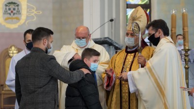 W niedzielę 28.02.2021 r. podczas Mszy Świętej o godz. 12.00 bp Edward Białogłowski udzielił Sakramentu Bierzmowania młodzieży z kl. VIII.  fot. Małgorzata Ryndak