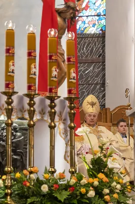 W Niedzielę Wielkanocną Mszy Świętej z procesją rezurekcyjną przewodniczył bp Edward Białogłowski.
fot. Joanna Prasoł