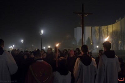 W piątek 24.03.2017 r. o godz. 20.00 wyruszyliśmy na Drogę Krzyżową do Parku Papieskiego.  fot. Michał Kurecki Fotografia