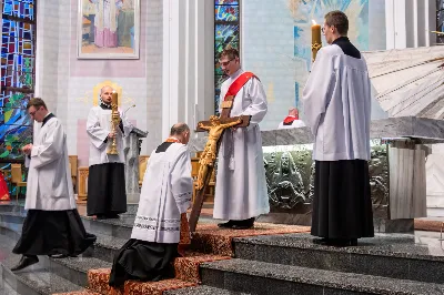 Liturgia Męki Pańskiej rozpoczęła się od procesji wejścia w zupełnej ciszy i gestu prostracji – pokornego padnięcia twarzą do ziemi głównego celebransa – Biskupa Rzeszowskiego Jana Wątroby. Drugim etapem nabożeństwa była Liturgia Słowa. Jej centrum stanowiła Męka Pańska w relacji wg św. Jana – odśpiewana przez ks. Juliana Wybrańca, kl. Dawida Piroga oraz kl. Karola Baraniewicza, z partiami tłumu wykonanymi przez Katedralny Chór Chłopięco-Męski Pueri Cantores Resovienses (tenory i basy), pod dyrekcją ks. dra Andrzeja Widaka we współpracy z Angelą Pacutą i Edytą Kotulą, dyrygentkami chóru.

W homilii bp Jan Wątroba zapraszał do odczytania na nowo sensu krzyża Jezusa i Jego Orędzia.

Trzecią częścią liturgii była adoracja krzyża. W pierwszej kolejności krzyż adorowali poprzez ucałowanie: Ksiądz Biskup, księża z Wyższego Seminarium Duchownego w Rzeszowie, księża katedralni oraz siostry zakonne. Następnie hołd krzyżowi oddali wszyscy wierni, wpatrując się w krzyż trzymany przez ks. Krzysztofa Gołąbka, proboszcza katedry.

Ostatnią częścią liturgii był obrzęd Komunii św. zakończony przeniesieniem Pana Jezusa w monstrancji do tzw. Bożego grobu. W tym roku dekoracja grobu nawiązuje do przeżywanego roku duszpasterskiego pt. „Wierzę w Kościół Chrystusowy”. Projekt autorstwa ks. Pawła Wójcika, wikariusza katedralnego, zachęca do pogłębienia relacji z Jezusem i jak wzywa napis umieszczony na grobie do „zakorzenienia w Kościele Chrystusa”.
fot. Joanna Prasoł 