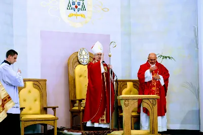 W Niedzielę Palmową młodzież diecezji rzeszowskiej modliła się z bp. Janem Wątrobą w Rzeszowie.  Rzeszowskie spotkanie rozpoczęło się o godz. 11.00 przy obelisku w centrum Parku Papieskiego. Tam odbył się konkurs na najdłuższą palmę, który prowadził ks. Krzysztof Golas, diecezjalny duszpasterz młodzieży. Najdłuższe palmy przekraczały 10 metrów wysokości.  Na placu przed katedrą odbyła się pierwsza część liturgii Niedzieli Palmowej, podczas której zebrani wysłuchali Ewangelię o wjeździe Jezusa do Jerozolimy, a bp Wątroba pobłogosławił palmy.  Już w katerze odbyła się Msza św., której przewodniczył biskup rzeszowski. Eucharystię koncelebrowało ponad dwudziestu księży, głównie duszpasterze młodzieży.  fot. Andrzej Kotowicz, Olga Cyburt