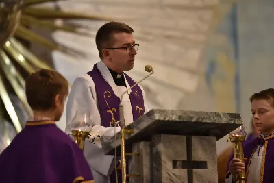 Mszy św. w Środę Popielcową na rozpoczęcie Wielkiego Postu w katedrze rzeszowskiej przewodniczył bp Jan Wątroba. Eucharystię koncelebrowali: ks. Łukasz Cyrnek, ks. Krzysztof Golas, ks. Krzysztof Gołąbek, ks. Sławomir Jeziorski, ks. Dominik Kiełb, ks. Jakub Nagi i ks. Nikodem Rybczyk.
Homilię wygłosił ks. Julian Wybraniec, wikariusz parafii katedralnej. Kaznodzieja w rozważaniu mówił o symbolice popiołu, którym w Środę Popielcową posypuje się głowy uczestników liturgii.
Po homilii odbył się obrzęd wybrania i wpisania imion do księgi katechumenów dwóch kobiet, które, jako dorosłe, przygotowują się do przyjęcia sakramentów inicjacji chrześcijańskiej.
Następnie odbył się obrzęd posypania popiołem.
Podczas Mszy św. posługę muzyczną pełniła Katedralna Schola Liturgiczna. Eucharystia była transmitowana przez Katolickie Radio VIA.
fot. ks. Jakub Oczkowicz