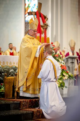 „Na swoje życie i swoje kapłaństwo trzeba popatrzeć w świetle Bożej miłości. Inaczej go nie pojmiemy ani my, ani ci, którzy będą na nas patrzeć” – mówił bp Jan Wątroba podczas Mszy św. z udzieleniem święceń prezbiteratu. 4 czerwca 2022 r. w kościele katedralnym jedenastu diakonów diecezji rzeszowskiej przyjęło sakrament kapłaństwa.
Do grona neoprezbiterów diecezji rzeszowskiej należą: ks. Sebastian Bełz z parafii w Nienadówce, ks. Krzysztof Lampart z parafii w Rudnej Wielkiej, ks. Mateusz Łachmanek z parafii w Lipinkach, ks. Karol Migut z parafii w Jasionce, ks. Marcin Murawski z parafii katedralnej w Rzeszowie, ks. Adrian Pazdan z parafii w Zagorzycach, ks. Tomasz Sienicki z parafii w Bieździedzy, ks. Dominik Świeboda z parafii w Palikówce, ks. Piotr Wąsacz z parafii bł. Władysława Findysza w Rzeszowie, ks. Mateusz Wojtuń z parafii w Święcanach oraz ks. Wiktor Zoła z parafii w Cieklinie.
Mszy św. przewodniczył i święceń udzielił bp Jan Wątroba. Eucharystię koncelebrowało około osiemdziesięciu księży, m.in: przełożeni Wyższego Seminarium Duchownego w Rzeszowie oraz proboszczowie i wikariusze z parafii rodzinnych neoprezbiterów. W Mszy św. uczestniczył abp Edward Nowak, bp Kazimierz Górny i bp Edward Białogłowski.
Zebranych w kościele katedralnym powitał ks. Krzysztof Gołąbek, proboszcz parafii.
W homilii bp Jan Wątroba nawiązał do słów z Ewangelii według św. Jana w których Chrystus tłumaczy co to znaczy być dobrym pasterzem. „Być kapłanem w Kościele Chrystusowym to znaczy mieć udział w Jego pasterskiej misji i stale upodabniać się do Dobrego Pasterza, który zna owce, karmi je, broni i jest gotów oddać życie dla ich dobra” – mówił hierarcha.
Po homilii odbył się obrzędy święceń: przyrzeczenie czci i posłuszeństwa Biskupowi Ordynariuszowi, Litania do Wszystkich Świętych podczas której kandydaci leżeli krzyżem, nałożenie rąk, modlitwa święceń oraz namaszczenie rąk krzyżmem i wręczenie chleba i wina. Podczas Liturgii Eucharystycznej nowo wyświęceni po raz pierwszy wyciągnęli dłonie nad chlebem i winem wypowiadając słowa konsekracji.
Na zakończenie Mszy św. ks. Tomasz Sienicki, podziękował w imieniu nowo wyświęconych wszystkim, którzy przyczynili się do przygotowania ich do kapłaństwa. Słowa wdzięczności, m.in. przełożonym Wyższego Seminarium Duchownego w Rzeszowie i rodzicom neoprezbiterów, wypowiedział bp Jan Wątroba. 
W drodze do zakrystii neoprezbiterzy zatrzymali się przy figurze Matki Bożej Fatimskiej zawierzając swoje kapłaństwo Matce Bożej.
W niedzielę, 5 czerwca, w Uroczystość Zesłania Ducha Świętego, neoprezbiterzy będą sprawować w swoich rodzinnych parafiach uroczyste Msze św. prymicyjne, a w najbliższych tygodniach otrzymają skierowania do parafii.

Fot. ks. Jakub Nagi oraz biala-wrona.pl
