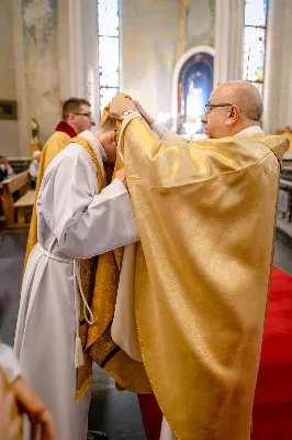 „Na swoje życie i swoje kapłaństwo trzeba popatrzeć w świetle Bożej miłości. Inaczej go nie pojmiemy ani my, ani ci, którzy będą na nas patrzeć” – mówił bp Jan Wątroba podczas Mszy św. z udzieleniem święceń prezbiteratu. 4 czerwca 2022 r. w kościele katedralnym jedenastu diakonów diecezji rzeszowskiej przyjęło sakrament kapłaństwa.
Do grona neoprezbiterów diecezji rzeszowskiej należą: ks. Sebastian Bełz z parafii w Nienadówce, ks. Krzysztof Lampart z parafii w Rudnej Wielkiej, ks. Mateusz Łachmanek z parafii w Lipinkach, ks. Karol Migut z parafii w Jasionce, ks. Marcin Murawski z parafii katedralnej w Rzeszowie, ks. Adrian Pazdan z parafii w Zagorzycach, ks. Tomasz Sienicki z parafii w Bieździedzy, ks. Dominik Świeboda z parafii w Palikówce, ks. Piotr Wąsacz z parafii bł. Władysława Findysza w Rzeszowie, ks. Mateusz Wojtuń z parafii w Święcanach oraz ks. Wiktor Zoła z parafii w Cieklinie.
Mszy św. przewodniczył i święceń udzielił bp Jan Wątroba. Eucharystię koncelebrowało około osiemdziesięciu księży, m.in: przełożeni Wyższego Seminarium Duchownego w Rzeszowie oraz proboszczowie i wikariusze z parafii rodzinnych neoprezbiterów. W Mszy św. uczestniczył abp Edward Nowak, bp Kazimierz Górny i bp Edward Białogłowski.
Zebranych w kościele katedralnym powitał ks. Krzysztof Gołąbek, proboszcz parafii.
W homilii bp Jan Wątroba nawiązał do słów z Ewangelii według św. Jana w których Chrystus tłumaczy co to znaczy być dobrym pasterzem. „Być kapłanem w Kościele Chrystusowym to znaczy mieć udział w Jego pasterskiej misji i stale upodabniać się do Dobrego Pasterza, który zna owce, karmi je, broni i jest gotów oddać życie dla ich dobra” – mówił hierarcha.
Po homilii odbył się obrzędy święceń: przyrzeczenie czci i posłuszeństwa Biskupowi Ordynariuszowi, Litania do Wszystkich Świętych podczas której kandydaci leżeli krzyżem, nałożenie rąk, modlitwa święceń oraz namaszczenie rąk krzyżmem i wręczenie chleba i wina. Podczas Liturgii Eucharystycznej nowo wyświęceni po raz pierwszy wyciągnęli dłonie nad chlebem i winem wypowiadając słowa konsekracji.
Na zakończenie Mszy św. ks. Tomasz Sienicki, podziękował w imieniu nowo wyświęconych wszystkim, którzy przyczynili się do przygotowania ich do kapłaństwa. Słowa wdzięczności, m.in. przełożonym Wyższego Seminarium Duchownego w Rzeszowie i rodzicom neoprezbiterów, wypowiedział bp Jan Wątroba. 
W drodze do zakrystii neoprezbiterzy zatrzymali się przy figurze Matki Bożej Fatimskiej zawierzając swoje kapłaństwo Matce Bożej.
W niedzielę, 5 czerwca, w Uroczystość Zesłania Ducha Świętego, neoprezbiterzy będą sprawować w swoich rodzinnych parafiach uroczyste Msze św. prymicyjne, a w najbliższych tygodniach otrzymają skierowania do parafii.

Fot. ks. Jakub Nagi oraz biala-wrona.pl
