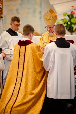 „Na swoje życie i swoje kapłaństwo trzeba popatrzeć w świetle Bożej miłości. Inaczej go nie pojmiemy ani my, ani ci, którzy będą na nas patrzeć” – mówił bp Jan Wątroba podczas Mszy św. z udzieleniem święceń prezbiteratu. 4 czerwca 2022 r. w kościele katedralnym jedenastu diakonów diecezji rzeszowskiej przyjęło sakrament kapłaństwa.
Do grona neoprezbiterów diecezji rzeszowskiej należą: ks. Sebastian Bełz z parafii w Nienadówce, ks. Krzysztof Lampart z parafii w Rudnej Wielkiej, ks. Mateusz Łachmanek z parafii w Lipinkach, ks. Karol Migut z parafii w Jasionce, ks. Marcin Murawski z parafii katedralnej w Rzeszowie, ks. Adrian Pazdan z parafii w Zagorzycach, ks. Tomasz Sienicki z parafii w Bieździedzy, ks. Dominik Świeboda z parafii w Palikówce, ks. Piotr Wąsacz z parafii bł. Władysława Findysza w Rzeszowie, ks. Mateusz Wojtuń z parafii w Święcanach oraz ks. Wiktor Zoła z parafii w Cieklinie.
Mszy św. przewodniczył i święceń udzielił bp Jan Wątroba. Eucharystię koncelebrowało około osiemdziesięciu księży, m.in: przełożeni Wyższego Seminarium Duchownego w Rzeszowie oraz proboszczowie i wikariusze z parafii rodzinnych neoprezbiterów. W Mszy św. uczestniczył abp Edward Nowak, bp Kazimierz Górny i bp Edward Białogłowski.
Zebranych w kościele katedralnym powitał ks. Krzysztof Gołąbek, proboszcz parafii.
W homilii bp Jan Wątroba nawiązał do słów z Ewangelii według św. Jana w których Chrystus tłumaczy co to znaczy być dobrym pasterzem. „Być kapłanem w Kościele Chrystusowym to znaczy mieć udział w Jego pasterskiej misji i stale upodabniać się do Dobrego Pasterza, który zna owce, karmi je, broni i jest gotów oddać życie dla ich dobra” – mówił hierarcha.
Po homilii odbył się obrzędy święceń: przyrzeczenie czci i posłuszeństwa Biskupowi Ordynariuszowi, Litania do Wszystkich Świętych podczas której kandydaci leżeli krzyżem, nałożenie rąk, modlitwa święceń oraz namaszczenie rąk krzyżmem i wręczenie chleba i wina. Podczas Liturgii Eucharystycznej nowo wyświęceni po raz pierwszy wyciągnęli dłonie nad chlebem i winem wypowiadając słowa konsekracji.
Na zakończenie Mszy św. ks. Tomasz Sienicki, podziękował w imieniu nowo wyświęconych wszystkim, którzy przyczynili się do przygotowania ich do kapłaństwa. Słowa wdzięczności, m.in. przełożonym Wyższego Seminarium Duchownego w Rzeszowie i rodzicom neoprezbiterów, wypowiedział bp Jan Wątroba. 
W drodze do zakrystii neoprezbiterzy zatrzymali się przy figurze Matki Bożej Fatimskiej zawierzając swoje kapłaństwo Matce Bożej.
W niedzielę, 5 czerwca, w Uroczystość Zesłania Ducha Świętego, neoprezbiterzy będą sprawować w swoich rodzinnych parafiach uroczyste Msze św. prymicyjne, a w najbliższych tygodniach otrzymają skierowania do parafii.

Fot. ks. Jakub Nagi oraz biala-wrona.pl
